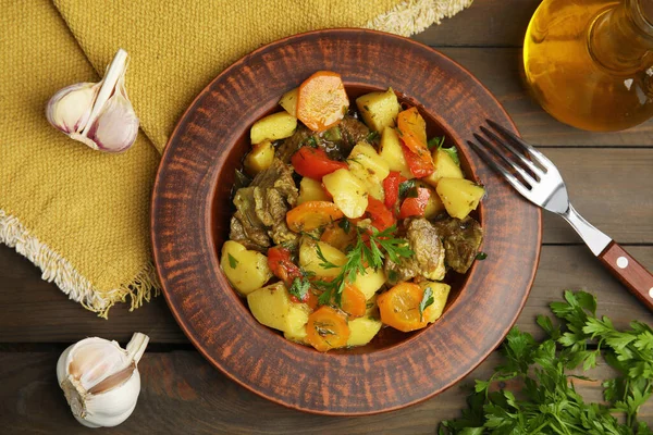 Sabroso Plato Cocido Con Patatas Loza Servido Sobre Mesa Madera — Foto de Stock