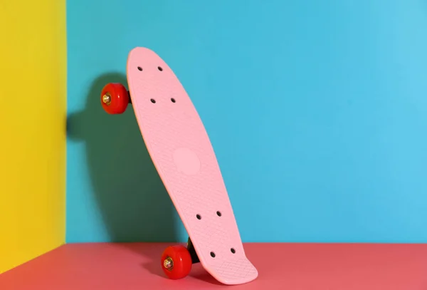 Розовый Скейтборд Цветном Фоне Пространство Текста — стоковое фото