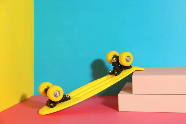 Skate Amarelo Fundo Cor Espaço Para Texto — Fotografia de Stock