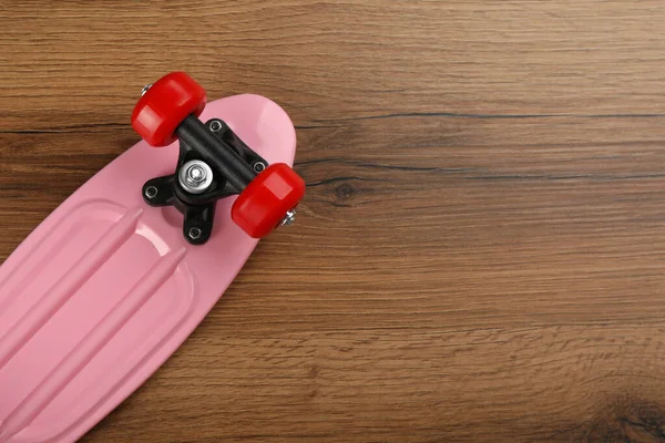 Ροζ Skateboard Ξύλινο Φόντο Πάνω Άποψη Χώρος Για Κείμενο — Φωτογραφία Αρχείου