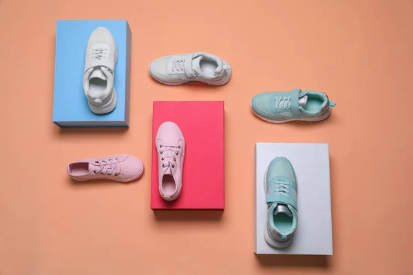 Composición Plana Con Diferentes Zapatos Deportivos Con Estilo Sobre Fondo —  Fotos de Stock