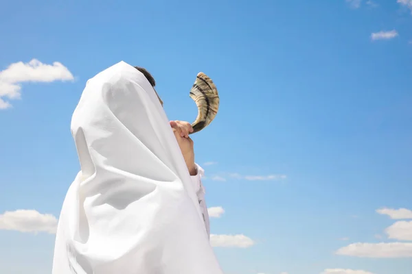 Homme Juif Dans Tallit Souffle Shofar Extérieur Rosh Hashanah Célébration — Photo