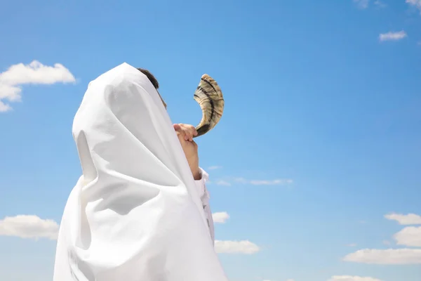 Hombre Judío Tallit Soplando Shofar Aire Libre Rosh Hashaná Celebración —  Fotos de Stock