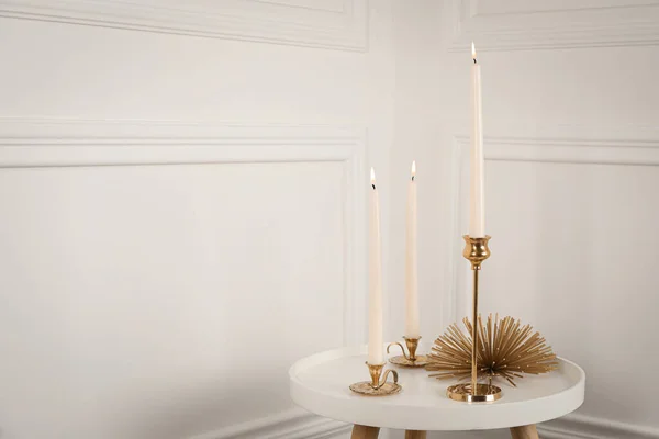 Elegante Kerzenständer Mit Brennenden Kerzen Auf Weißem Tisch Raum Für — Stockfoto