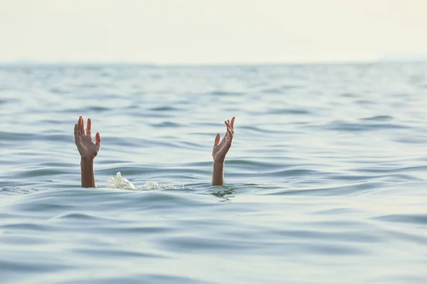 Mujer Ahogada Buscando Ayuda Mar — Foto de Stock