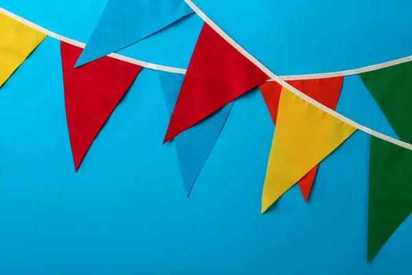 Buntings Com Bandeiras Triangulares Coloridas Fundo Azul Claro Decoração Festiva — Fotografia de Stock