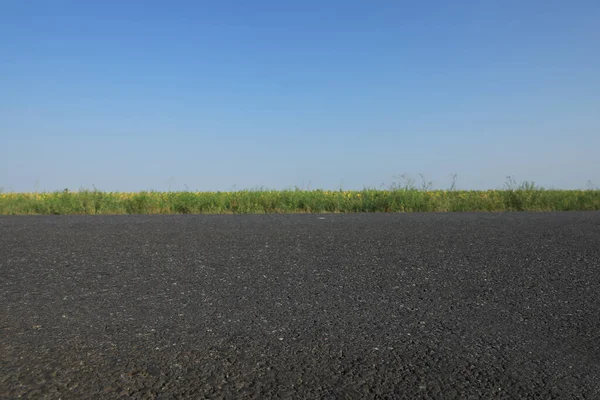 Piękny Widok Pustą Asfaltową Autostradę Słoneczny Dzień Wycieczka — Zdjęcie stockowe