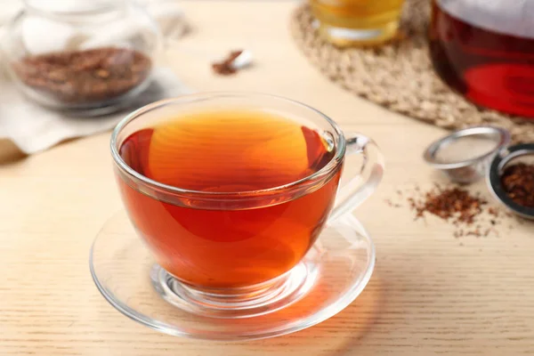 Thé Rooibos Fraîchement Infusé Sur Table Bois — Photo