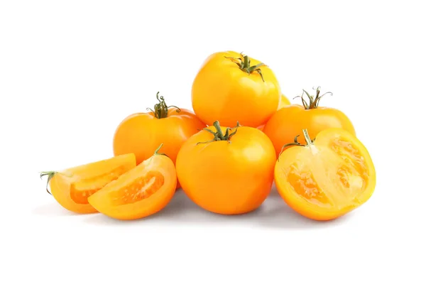 Cortar Tomates Amarillos Enteros Sobre Fondo Blanco — Foto de Stock
