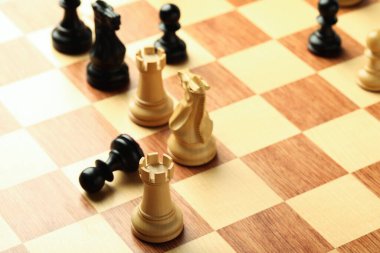 Arkaplan olarak oyun taşları olan tahta satranç tahtası