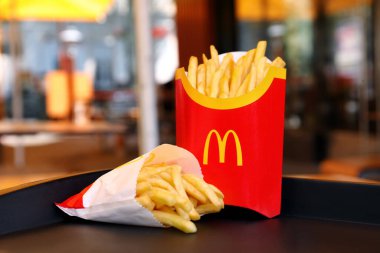 MYKOLAIV, UKRAINE - 11 Ağustos 2021: Kafedeki tepside McDonald 's' ın büyük ve küçük porsiyonları