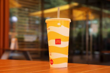 MYKOLAIV, UKRAINE - 11 Ağustos 2021: Kafedeki Soğuk McDonald 's içeceği