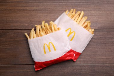 MYKOLAIV, UKRAINE - 12 AĞUSTOS 2021: 2 küçük porsiyon McDonald 's patates kızartması ahşap masada, düz yatıyordu