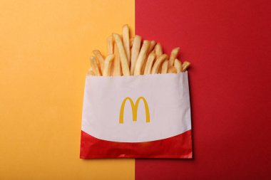 MYKOLAIV, UKRAINE - 12 Ağustos 2021: Renkli arka planda McDonald 's patates kızartmasının küçük bir bölümü, üst görünüm