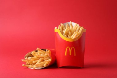 MYKOLAIV, UKRAINE - 12 Ağustos 2021: Kırmızı arka planda iki büyük McDonald 's patates kızartması