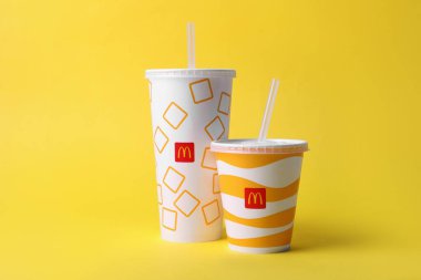 MYKOLAIV, UKRAINE - 12 Ağustos 2021: Sarı arka planda soğuk McDonald 's içecekleri