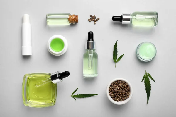 Diferentes Cosméticos Cânhamo Folhas Verdes Sementes Fundo Branco Flat Lay — Fotografia de Stock