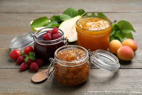 Vasi Con Marmellate Diverse Frutta Fresca Sul Tavolo Legno — Foto Stock