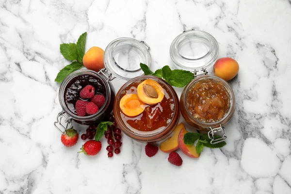 Frascos Con Diferentes Mermeladas Frutas Frescas Mesa Mármol Blanco Puesta — Foto de Stock