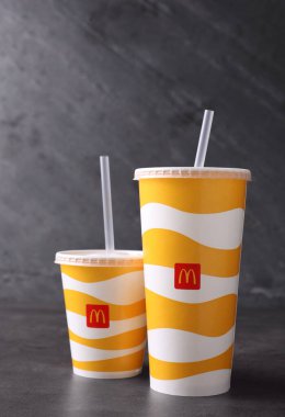 MYKOLAIV, UKRAINE - 12 Ağustos 2021: Soğuk McDonald 's içkileri gri masada