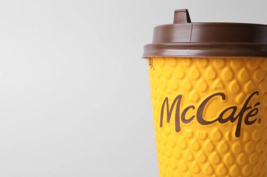 MYKOLAIV, UKRAINE - 12 Ağustos 2021: Sıcak McDonald 's içeceği arka planda, yakın plan. Metin için boşluk