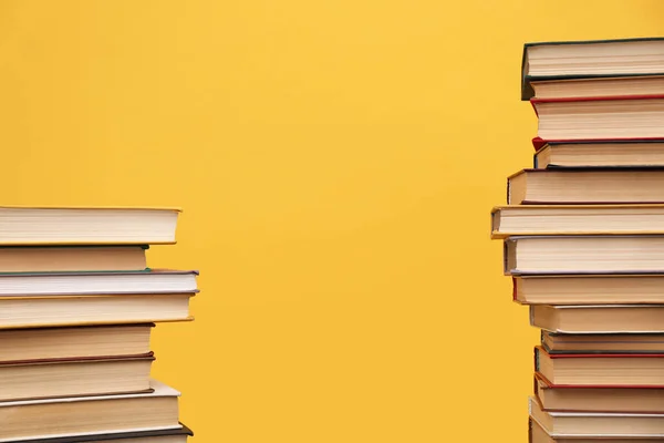 Sok Keménykötésű Könyv Narancssárga Háttérrel Hely Szövegnek Könyvtári Anyag — Stock Fotó