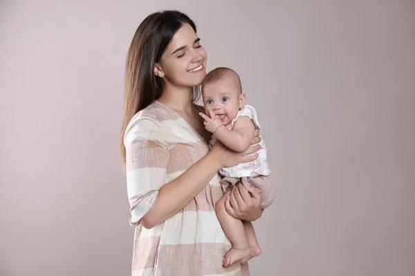 Hermosa Madre Con Lindo Bebé Sobre Fondo Beige —  Fotos de Stock