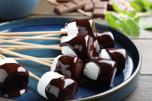 Délicieux Guimauves Recouvertes Chocolat Sur Plaque Gros Plan — Photo