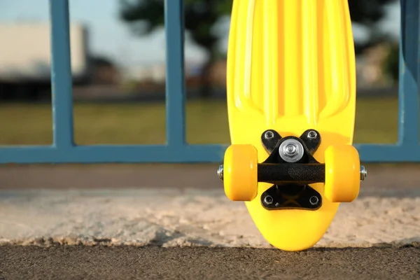 Moderne Gele Skateboard Buurt Van Hek Buiten Close Ruimte Voor — Stockfoto