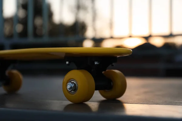 Σύγχρονη Κίτρινο Skateboard Στην Κορυφή Της Ράμπας Εξωτερικούς Χώρους Closeup — Φωτογραφία Αρχείου