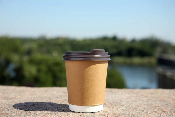 Copo Café Papelão Takeaway Com Tampa Plástico Superfície Pedra Livre — Fotografia de Stock