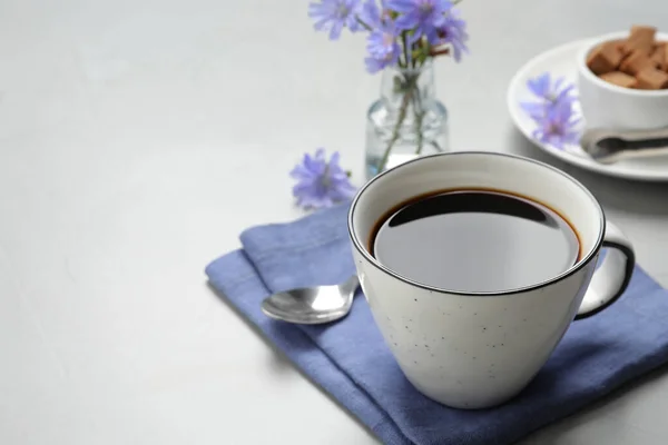 Taça Deliciosa Bebida Chicória Mesa Cinza Claro Espaço Para Texto — Fotografia de Stock