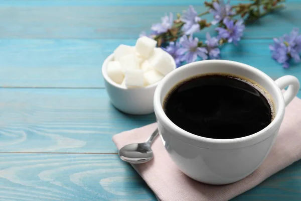 Tasse Köstliches Chicorée Getränk Auf Türkisfarbenem Holztisch Platz Für Text — Stockfoto