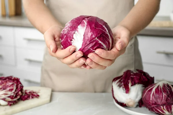 Kezében Friss Érett Radicchio Beltéri Közelkép — Stock Fotó