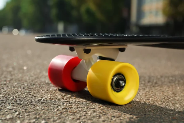 Zwart Skateboard Met Kleurrijke Wielen Asfalt Buiten Close — Stockfoto