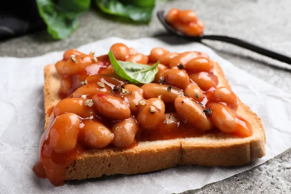 Toast Lahodnými Fazolemi Konzervy Šedém Stole Detailní Záběr — Stock fotografie