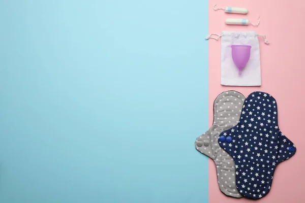 Újrahasznosítható Törlőkendő Menstruációs Csésze Eldobható Tamponok Színes Háttér Lapos Fektetés — Stock Fotó