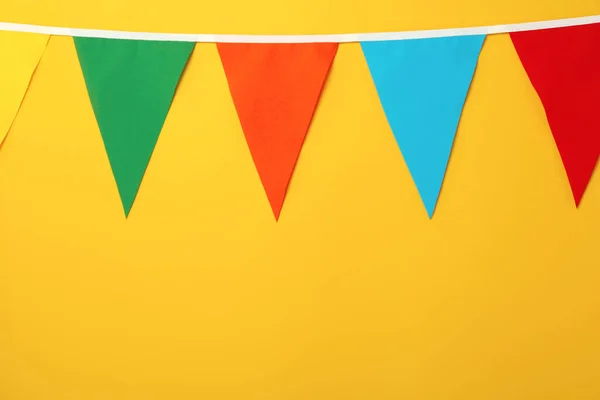 Bunting Com Bandeiras Triangulares Coloridas Fundo Laranja Espaço Para Texto — Fotografia de Stock