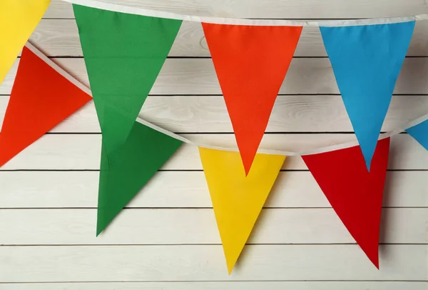 Buntings Com Bandeiras Triangulares Coloridas Fundo Madeira Branca — Fotografia de Stock