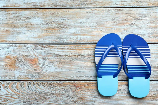 Stilvolle Flip Flops Auf Hellem Holzhintergrund Flach Gelegt Raum Für — Stockfoto