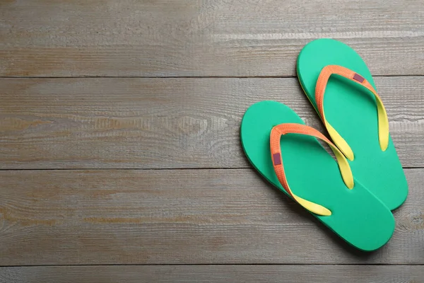 Elegantes Chanclas Sobre Fondo Madera Planas Espacio Para Texto —  Fotos de Stock