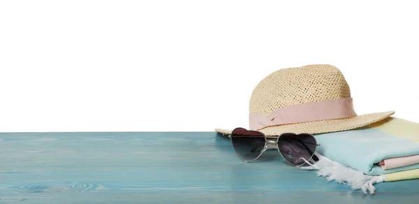 Toalla Playa Sombrero Paja Gafas Sol Forma Corazón Superficie Madera —  Fotos de Stock