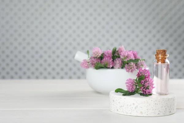 Gyönyörű Lóhere Virágok Üveg Illóolaj Fehér Asztalon Szöveg Helye — Stock Fotó