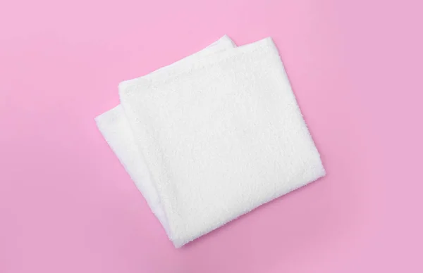 Folded White Beach Towel Pink Background Top View — Stock Photo, Image