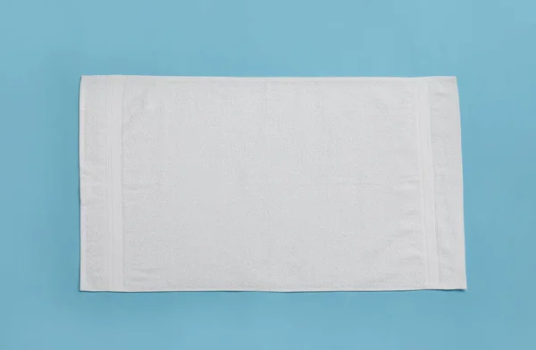 Λευκή Πετσέτα Θαλάσσης Γαλάζιο Φόντο Κορυφαία Προβολή — Φωτογραφία Αρχείου