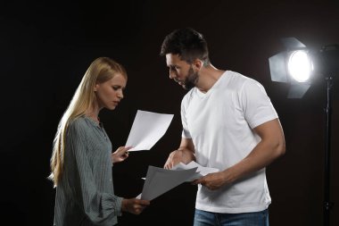 Tiyatroda prova sırasında senaryolarını okuyan profesyonel aktörler.