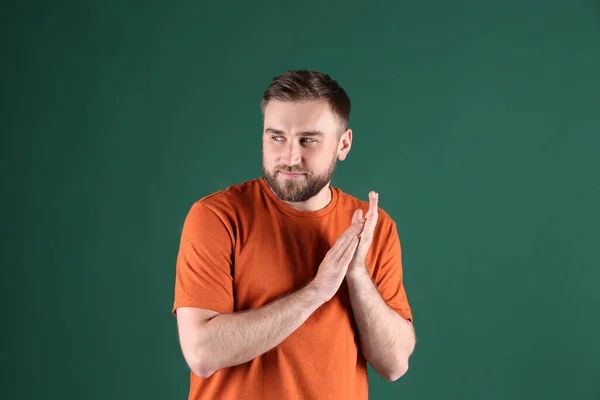 Hebzuchtige Jongeman Wrijven Handen Groene Achtergrond — Stockfoto