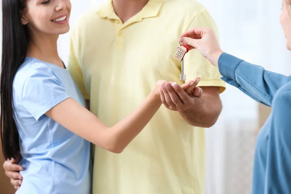 Real Estate Agent Giving House Key Couple Closeup — Stock Photo, Image