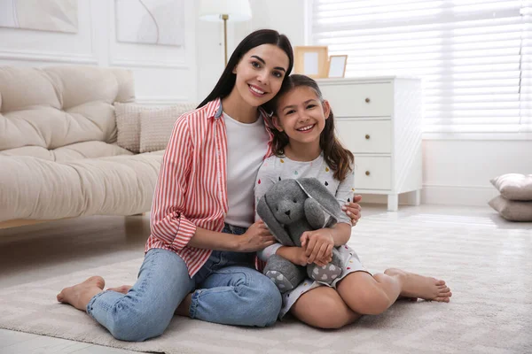 Retrato Joven Madre Feliz Hija Suelo Sala Estar Concepto Adopción —  Fotos de Stock