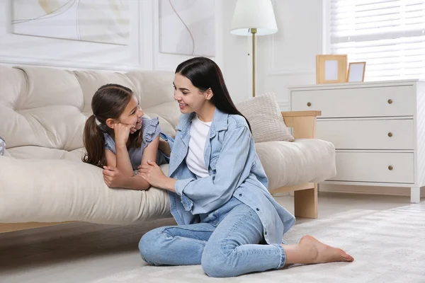 Retrato Joven Madre Feliz Hija Suelo Sala Estar Concepto Adopción —  Fotos de Stock